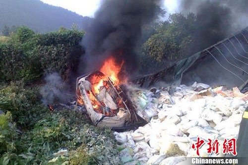 8月1日6時(shí)左右,滬昆高速上饒段一貨車側(cè)翻著火,駕駛室燒成空殼。圖為事故現(xiàn)場(chǎng)。吳兵章 攝