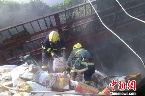 8月1日6時(shí)左右,滬昆高速上饒段一貨車側(cè)翻著火,駕駛室燒成空殼。圖為消防官兵清理現(xiàn)場(chǎng)。吳兵章 攝