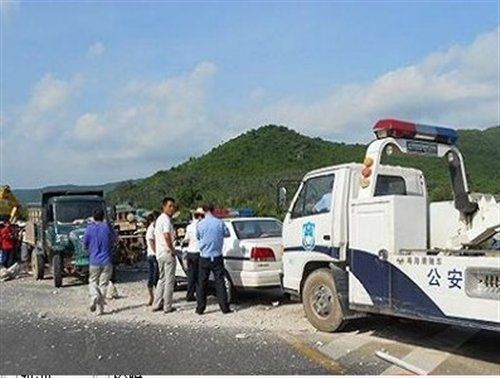 三亞高速農用車撞飛護欄 肇事司機潛逃 汽車之家 三亞高速農用車撞飛護欄 肇事司機潛逃 汽車之家