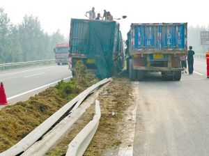 8月23日清晨,一輛大貨車在青蘭高速邯鄲市廣平段撞上護欄,闖進綠化帶,違章行駛三四十米后才剎住車。